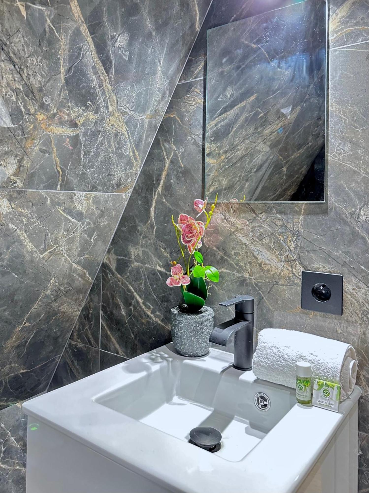 Le Marais' Finest Luxurious Apartment Parigi Esterno foto
